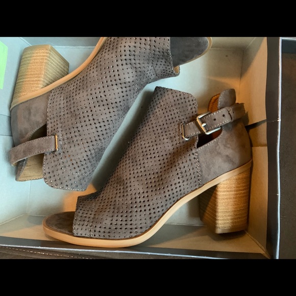 Brand new heels - Picture 1 of 2